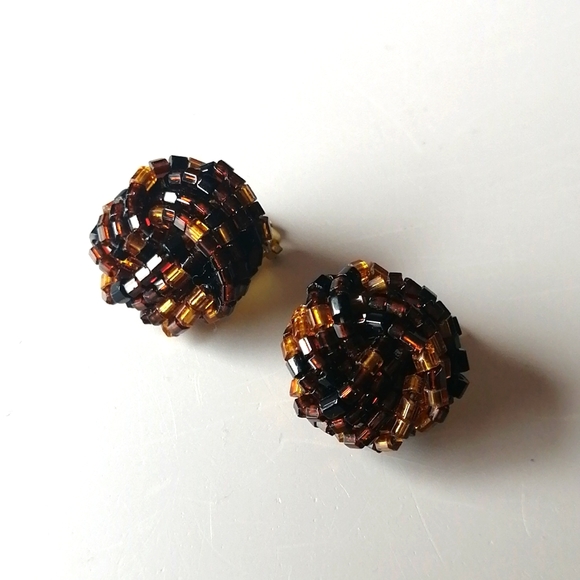 Vintage 1960s Glass Seed Beads Love Knot Cluster Clip Earrings - Picture 3 of 7